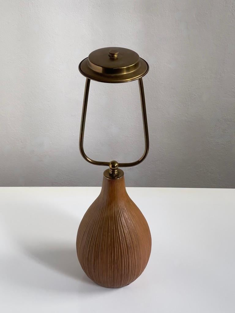 Lampe de table danoise du milieu du siècle dernier, en grès de couleur terre et avec couvercle supérieur en laiton. en vente 1