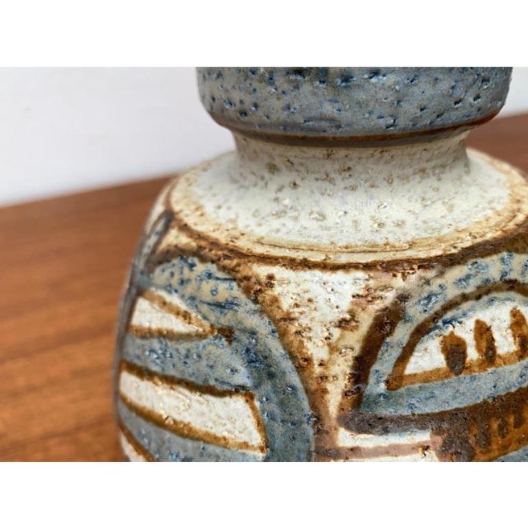 Vaso danese di Noomi & Finne per Søholm. Questo pezzo raro può essere utilizzato come vaso funzionale o come decorazione. Questo pezzo ha un marchio di attribuzione.

Informazioni aggiuntive:
Materiali: Terracotta
Paese di origine: Danimarca
Colore: