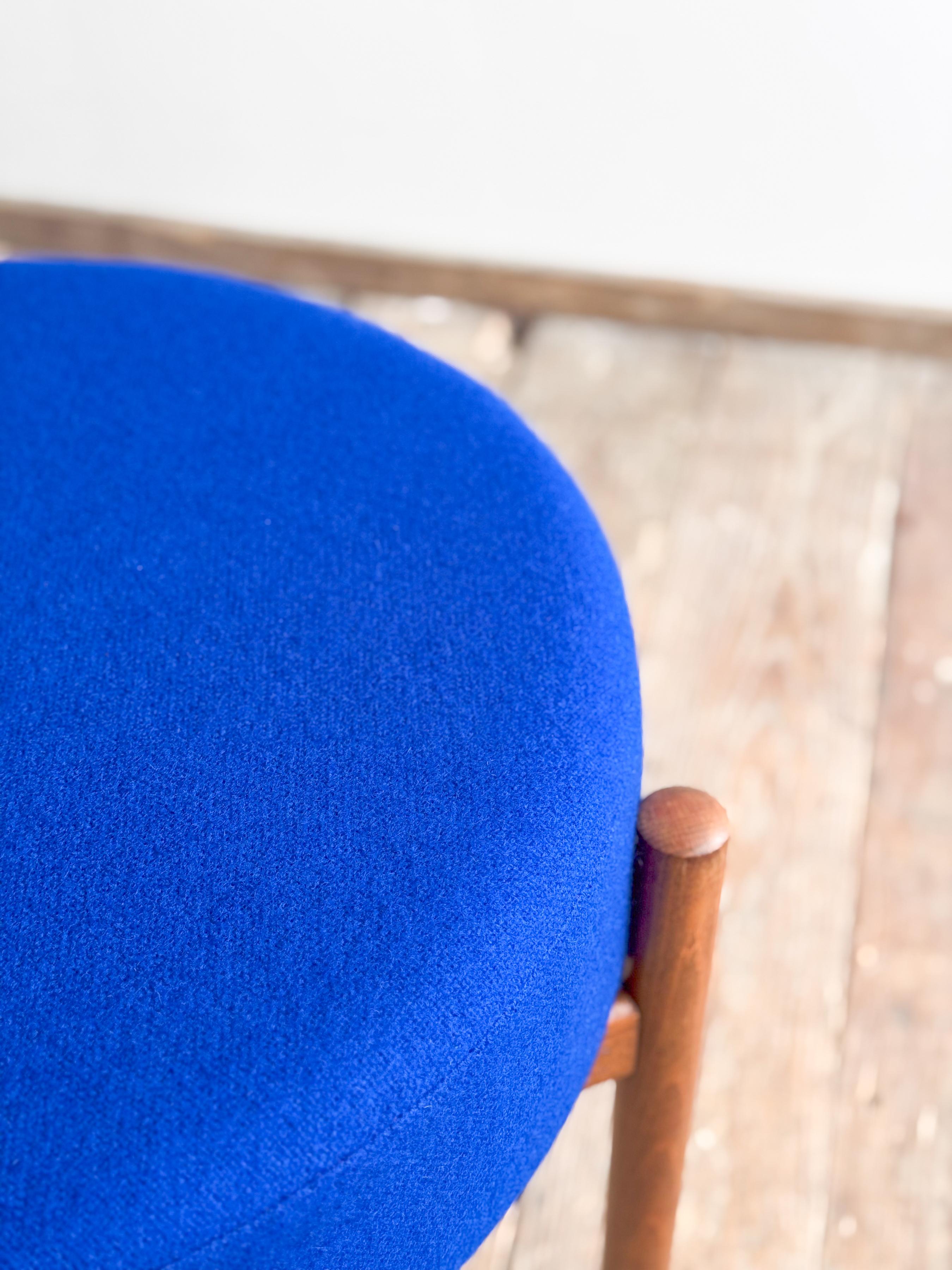 Sgabello o ottomana danese di metà secolo in legno di teak, rivestimento in tessuto di lana blu reale in vendita 3