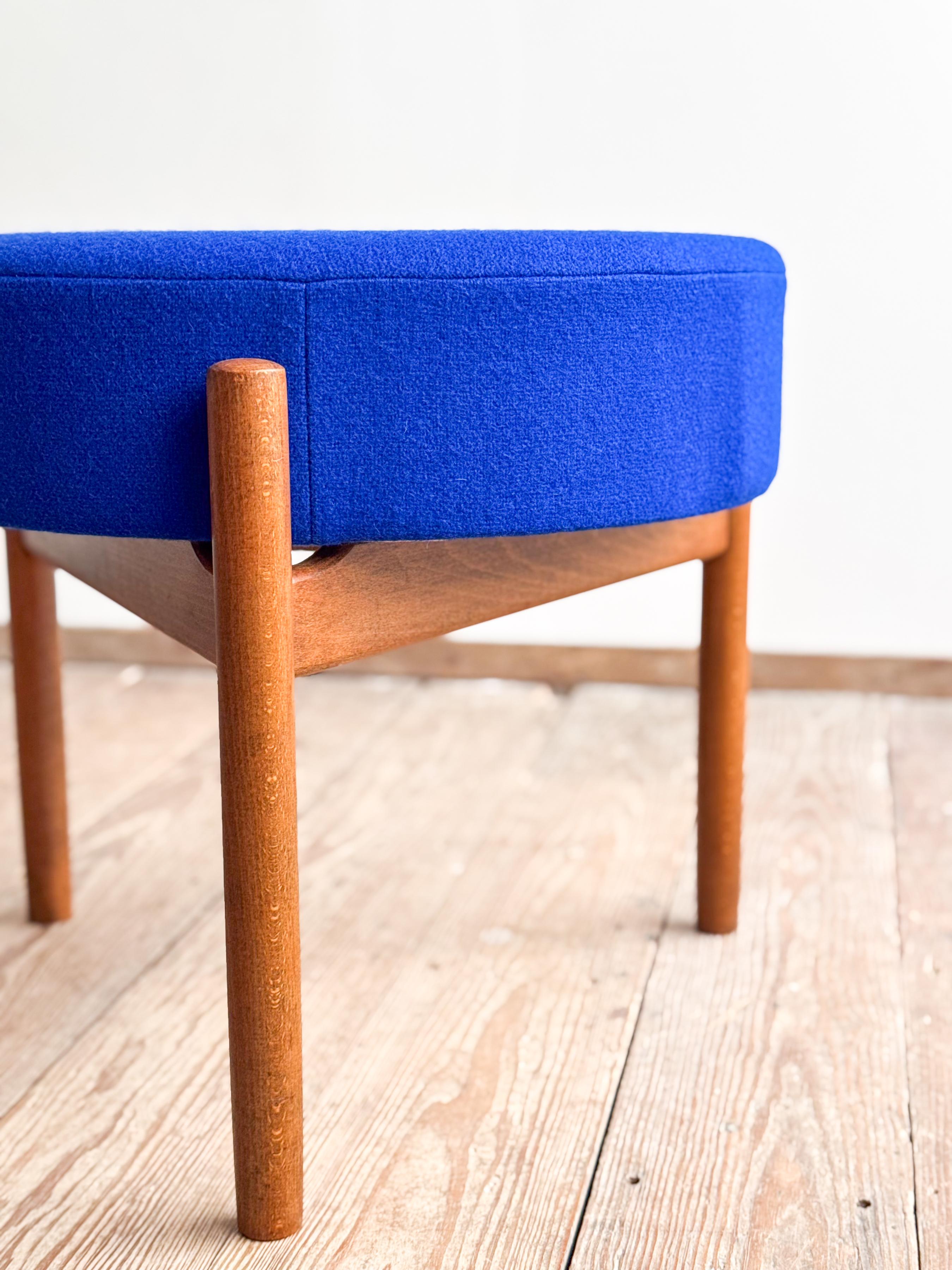 Sgabello o ottomana danese di metà secolo in legno di teak, rivestimento in tessuto di lana blu reale in vendita 4