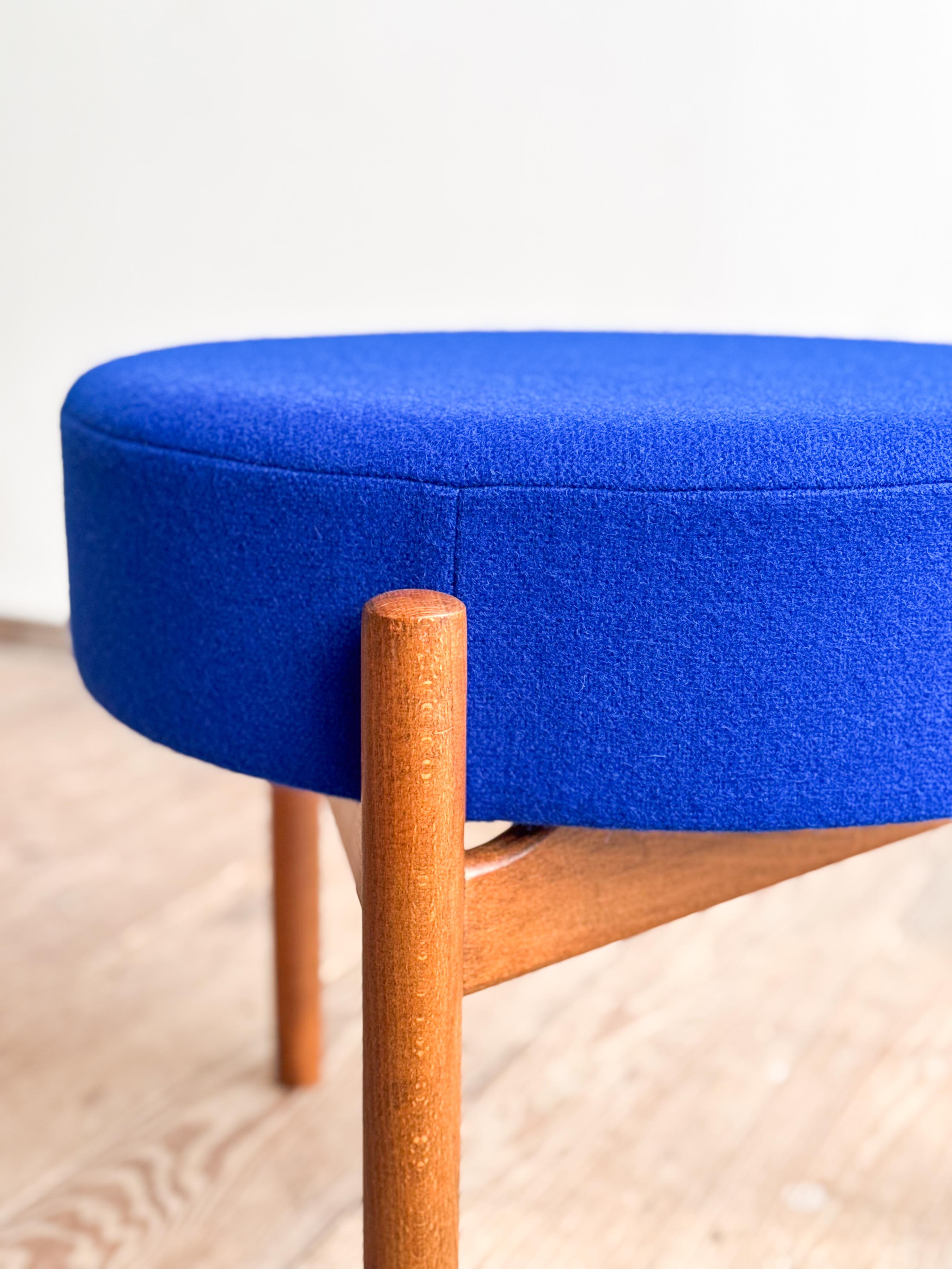 Sgabello o ottomana danese di metà secolo in legno di teak, rivestimento in tessuto di lana blu reale in vendita 5