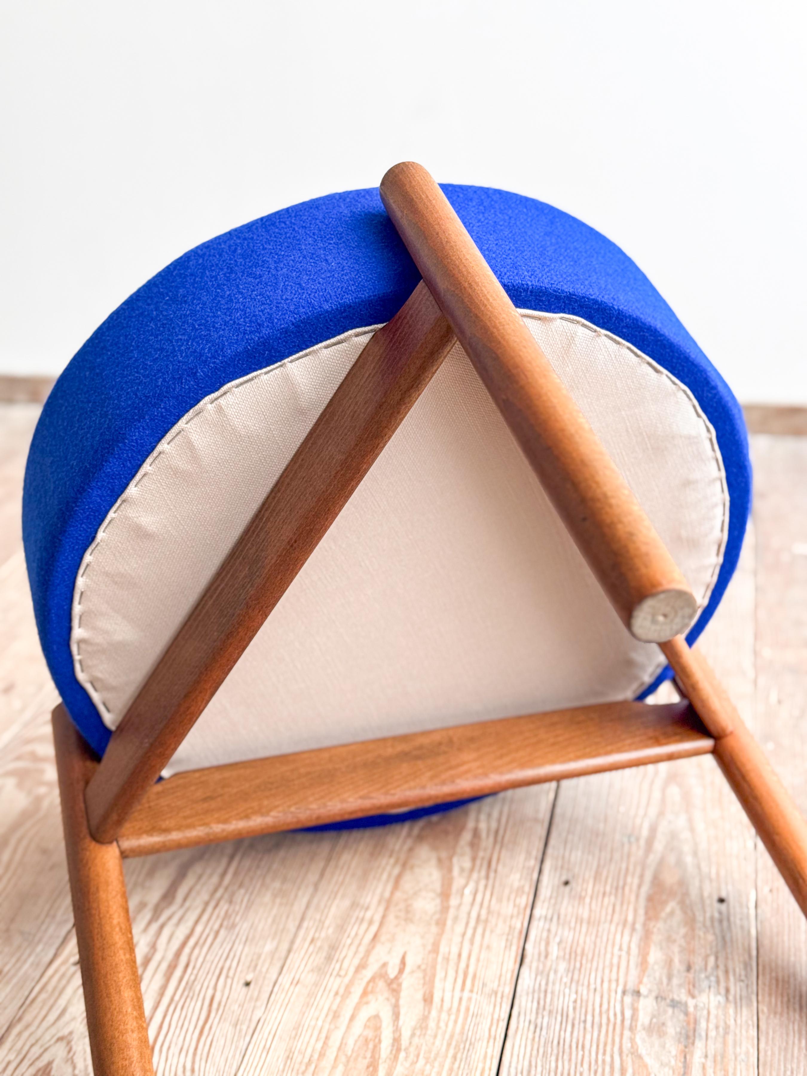 Sgabello o ottomana danese di metà secolo in legno di teak, rivestimento in tessuto di lana blu reale in vendita 6