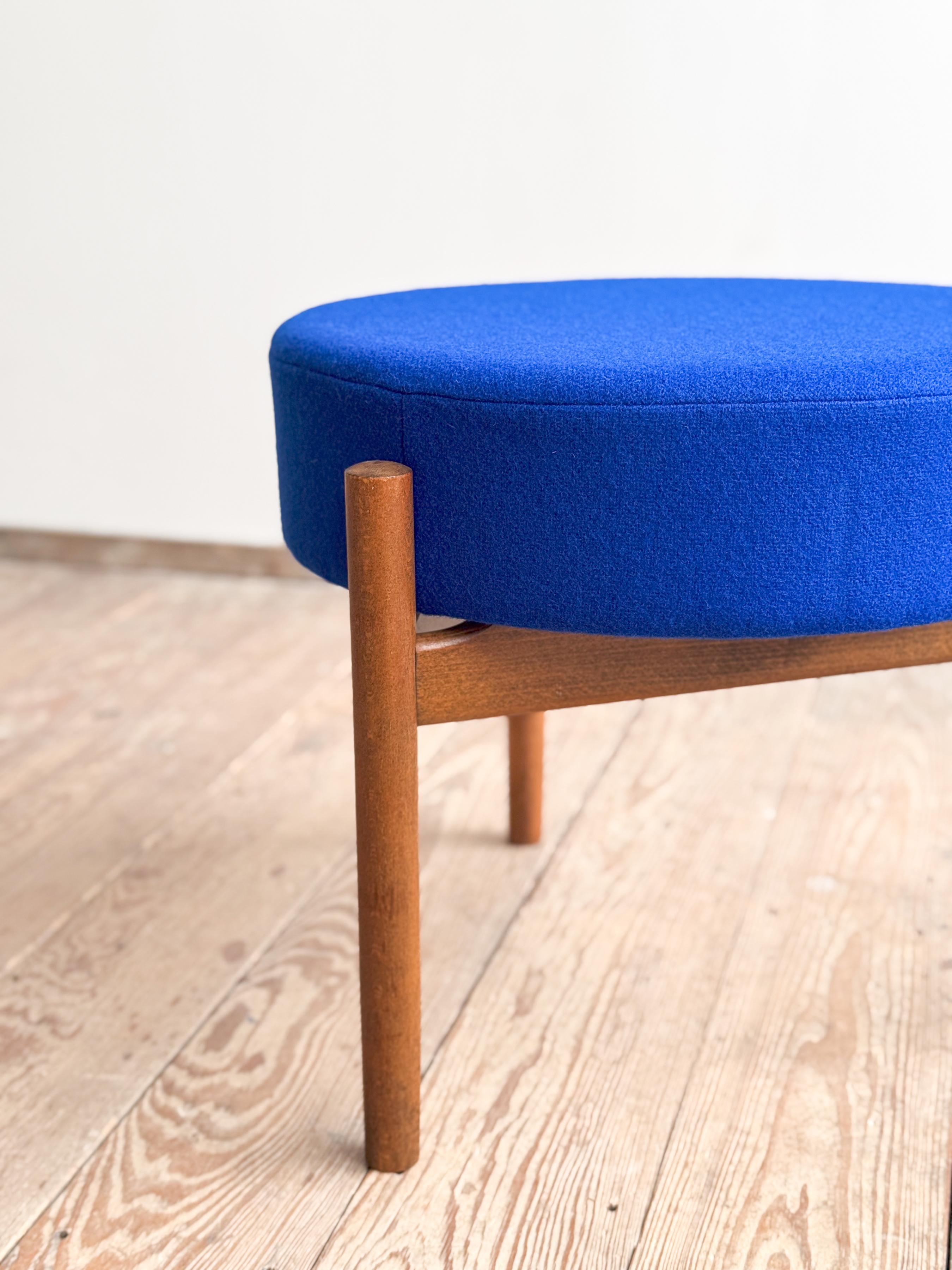 Sgabello o ottomana danese di metà secolo in legno di teak, rivestimento in tessuto di lana blu reale In condizioni buone in vendita a München, Bavaria