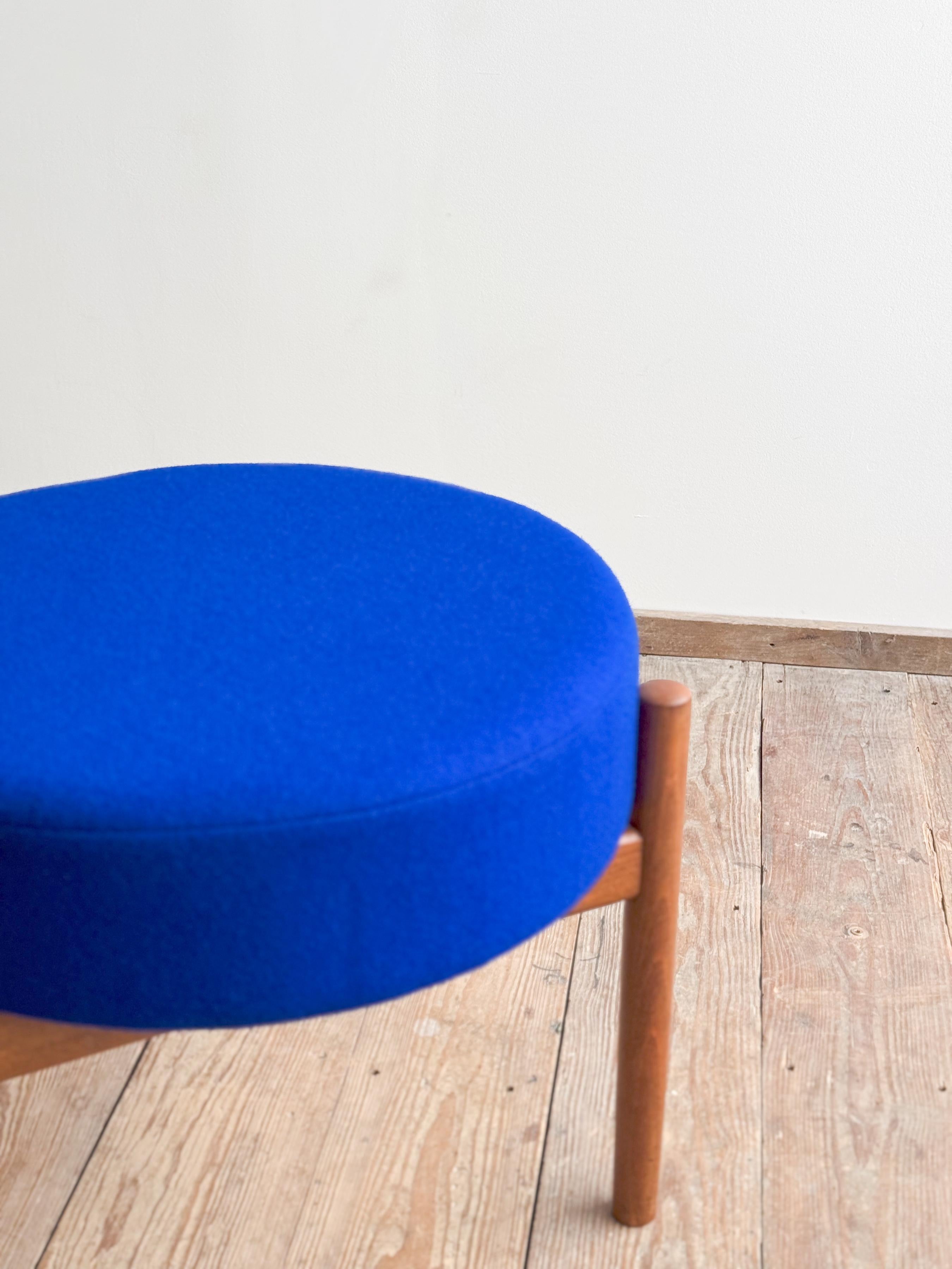 Tappezzeria Sgabello o ottomana danese di metà secolo in legno di teak, rivestimento in tessuto di lana blu reale in vendita