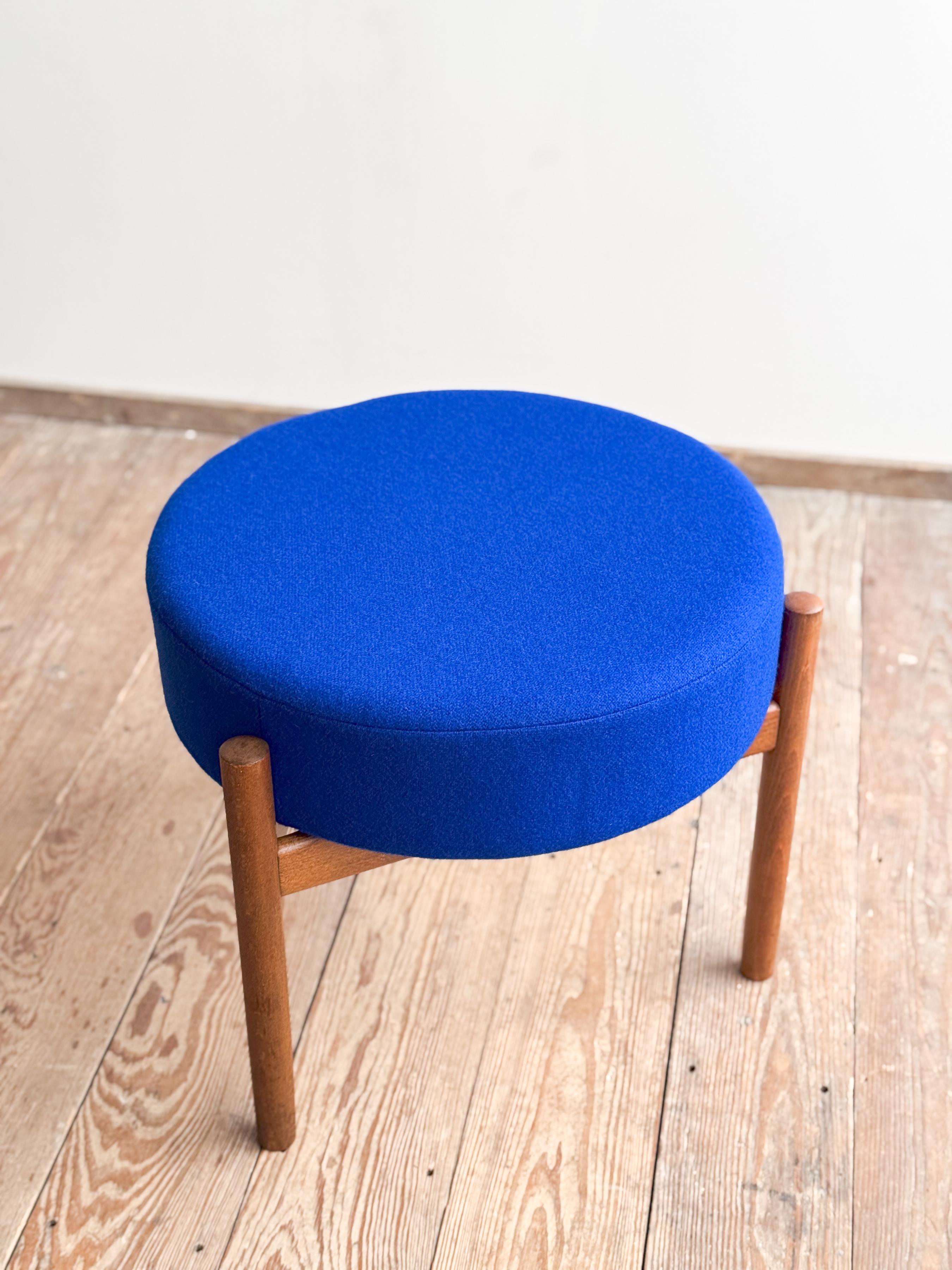 Sgabello o ottomana danese di metà secolo in legno di teak, rivestimento in tessuto di lana blu reale in vendita 1
