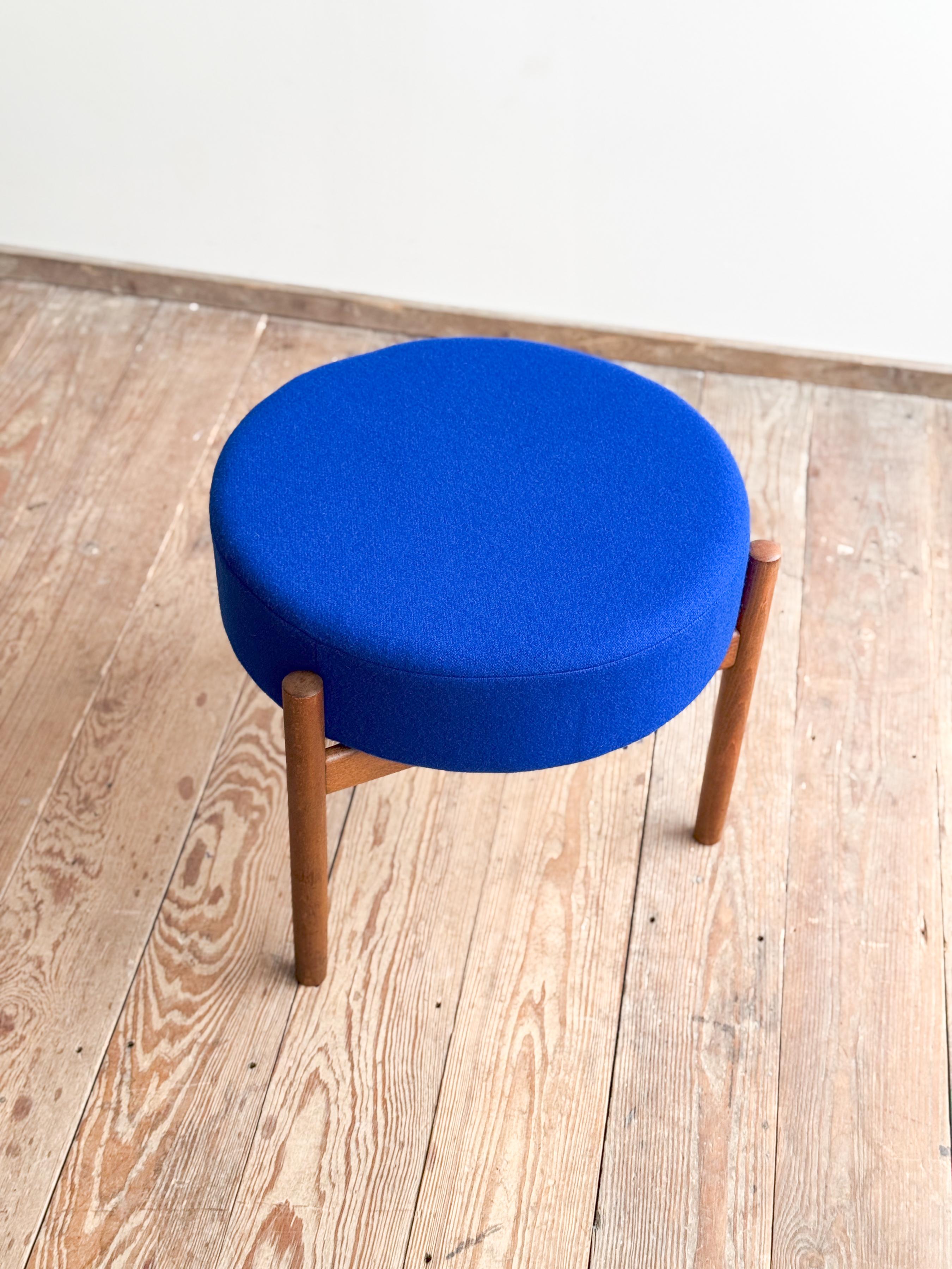 Sgabello o ottomana danese di metà secolo in legno di teak, rivestimento in tessuto di lana blu reale in vendita 2