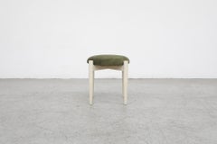 Dänischer Hocker aus der Mitte des Jahrhunderts mit grünem gepolstertem Sitz und weiß lackiertem Rahmen