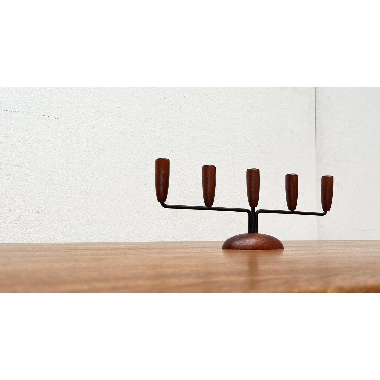 Portacandele in teak in stile stringa danese di metà secolo, anni '60, in ottime condizioni. Progettato dal 1960 al 1969.

Informazioni aggiuntive:
Materiali: Ottone
Colore: nero
Stili: Medioevo Moderno
Paese di origine: Danimarca
Tipo di articolo: