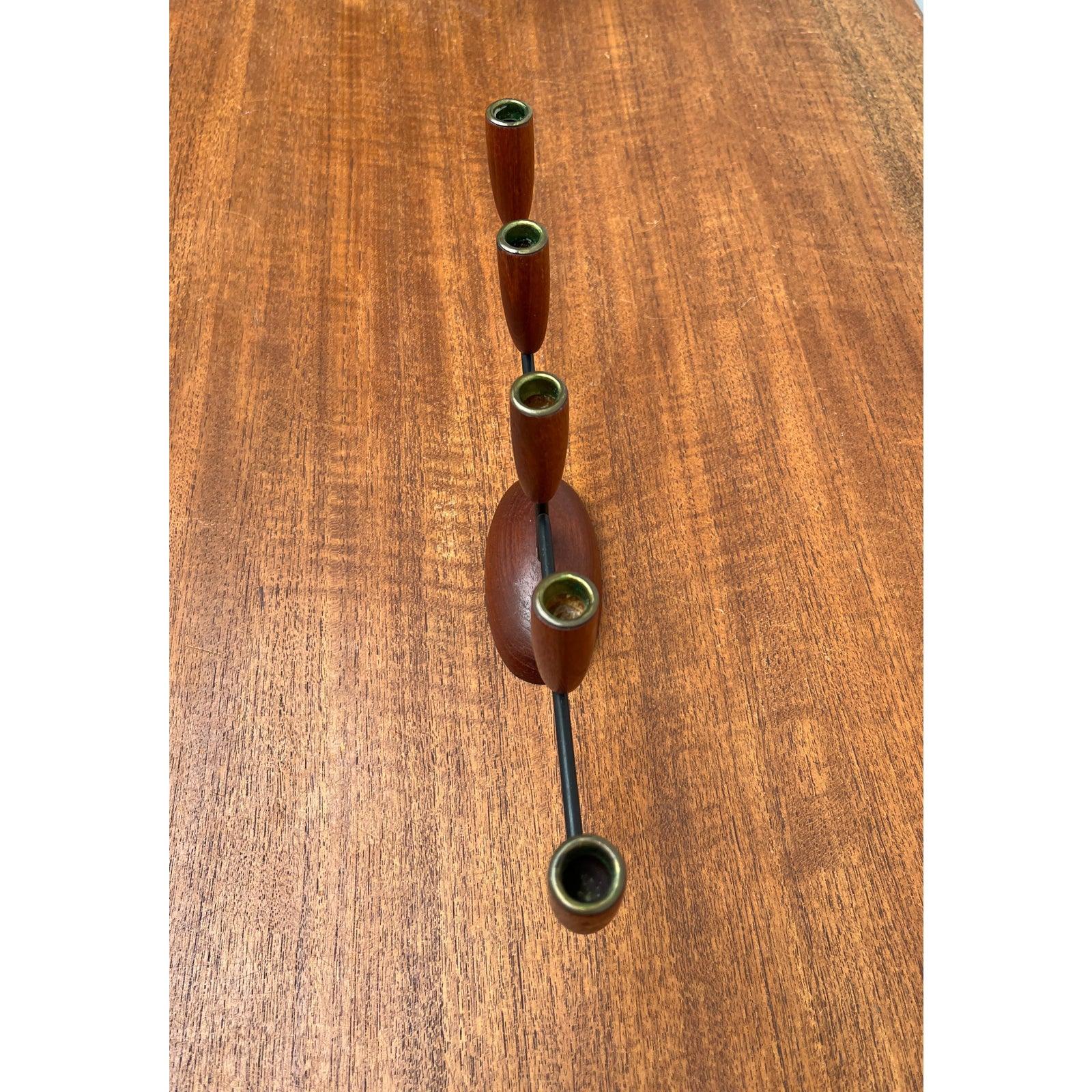 Ottone Portacandele in teak in stile stringa danese del metà secolo 1960 in vendita