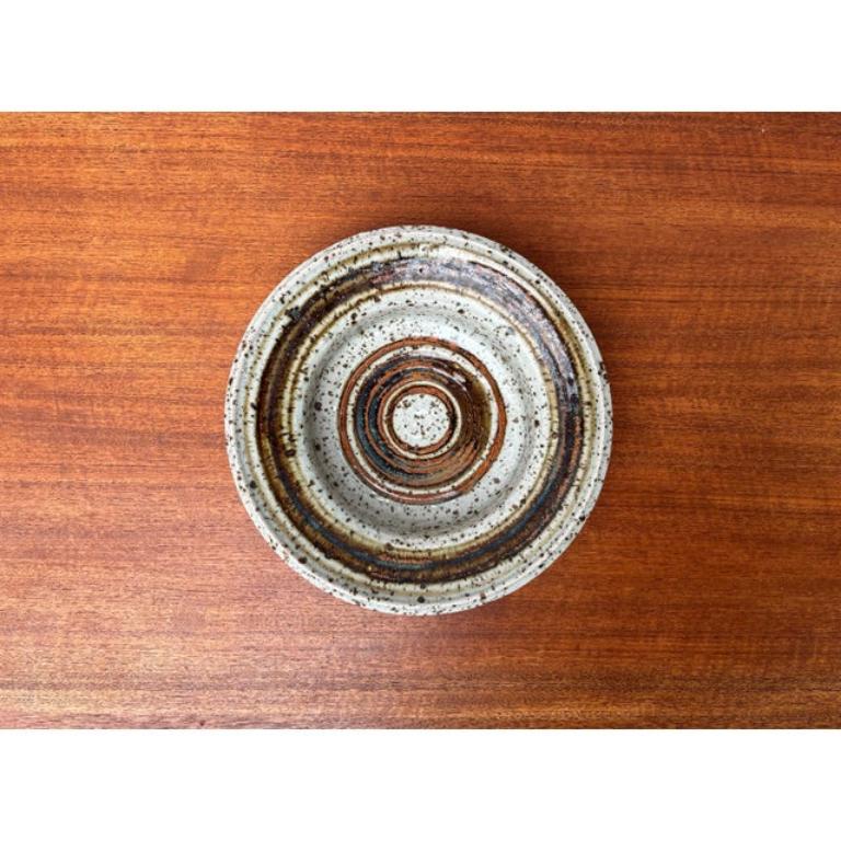 Ciotola in Studio Pottery danese di metà secolo attribuita a Erik Askholm, anni '60, in ottime condizioni. Progettato tra il 1960 e il 1969 Questo pezzo è attribuito al designer/artigiano citato. Non ha un marchio di attribuzione né una prova