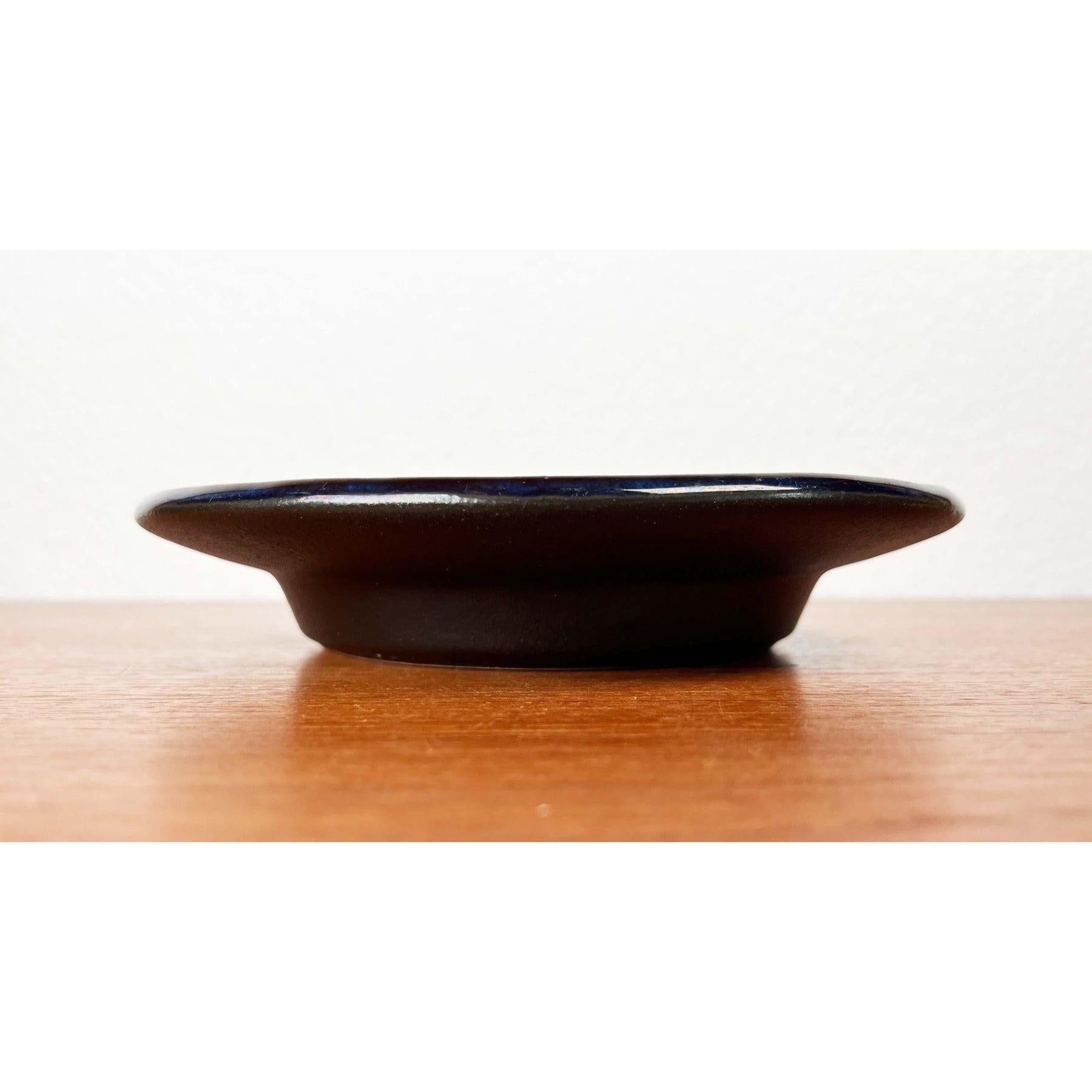 Mid-Century Danish Studio Pottery Bowl by Einar Johansen for Søholm, 1960s, in Very Good conditions. Designed 1960 to 1969 This piece has an attribution mark.

Additional information:
Materials: Ceramic
Color: Blue
Styles: Mid-Century