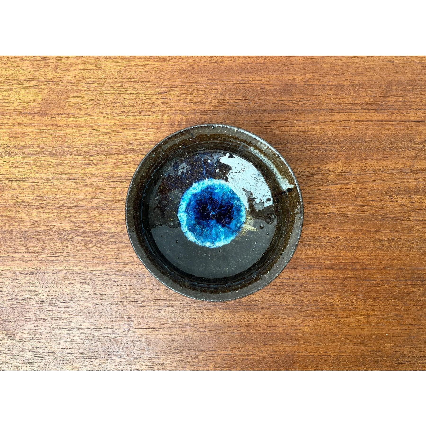 Mid-Century Danish Studio Pottery Bowl by Gregers Bredahl-Glud Rasmussen, 1960s, in Very Good conditions. Designed 1960 to 1969 This piece has an attribution mark.

Additional information:
Materials: Ceramic
Color: Blue
Styles: Mid-Century