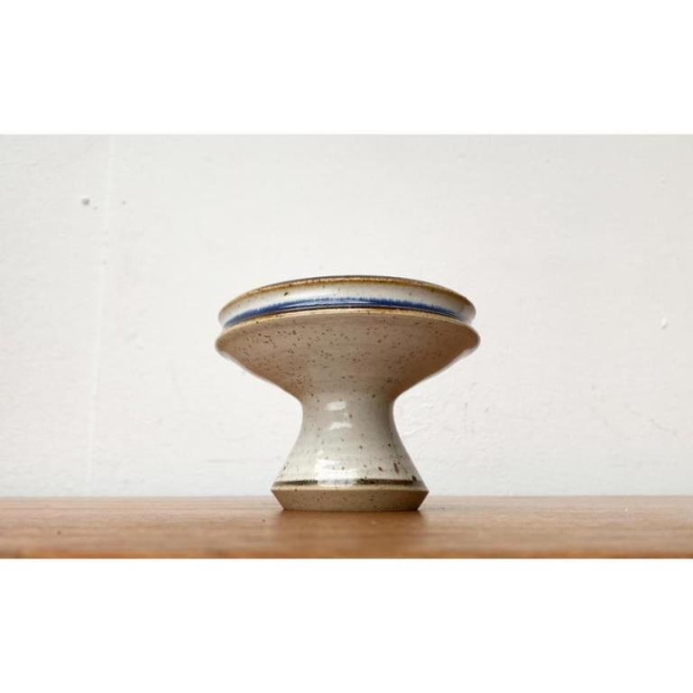 Bol en poterie de studio danois du milieu du siècle par Marianne Stark pour Michael Andersen, années 1960, en très bon état. Conçue de 1960 à 1969 Cette pièce porte une marque d'attribution.

Informations complémentaires :
Matériaux :