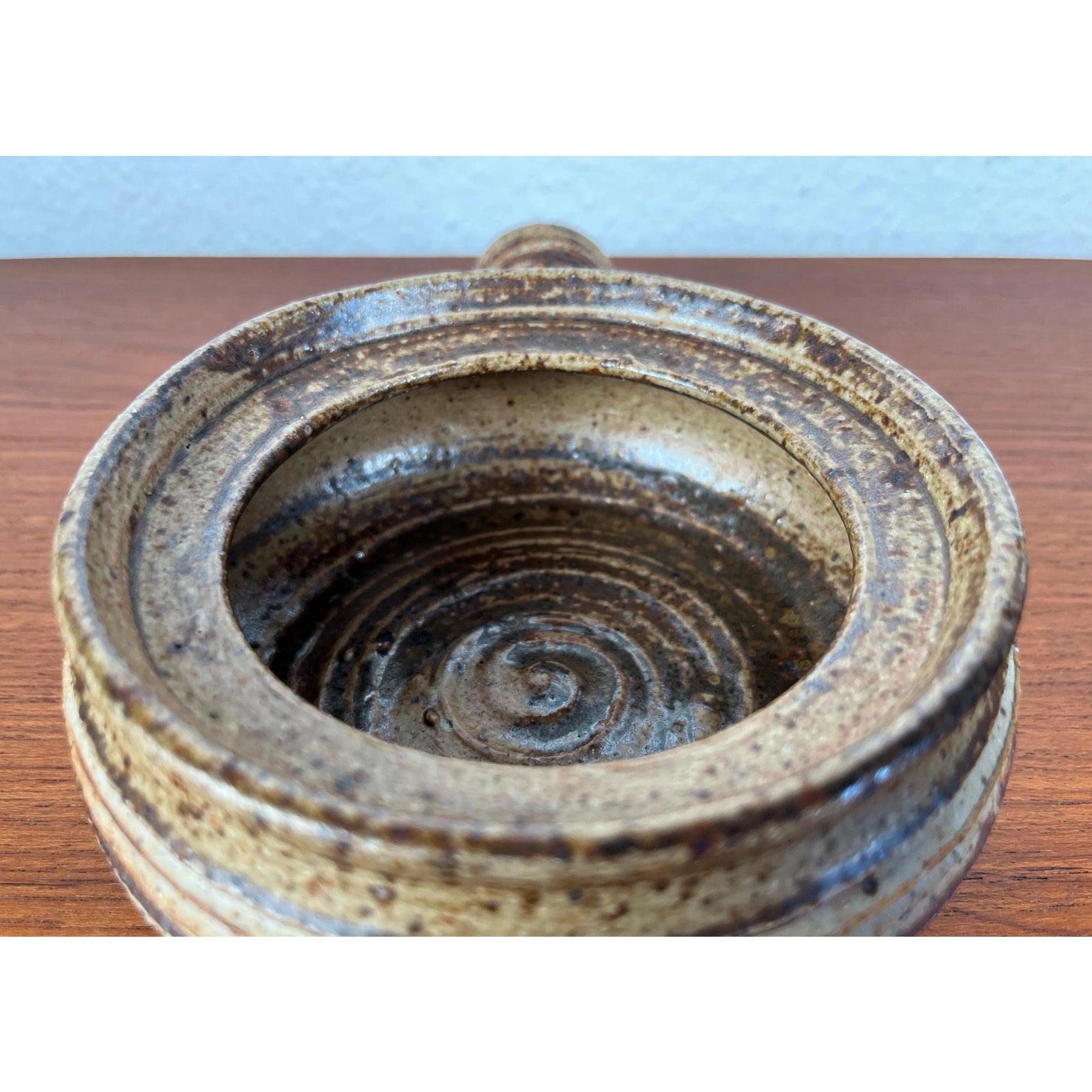 Ciotola in Studio Pottery di Tue Poulsen per Tue Keramik, 1960, in ottime condizioni. Progettato tra il 1960 e il 1969 Questo pezzo ha un marchio di attribuzione.

Informazioni aggiuntive:
Materiali: Terracotta
Colore: Beige
Stili: Medioevo