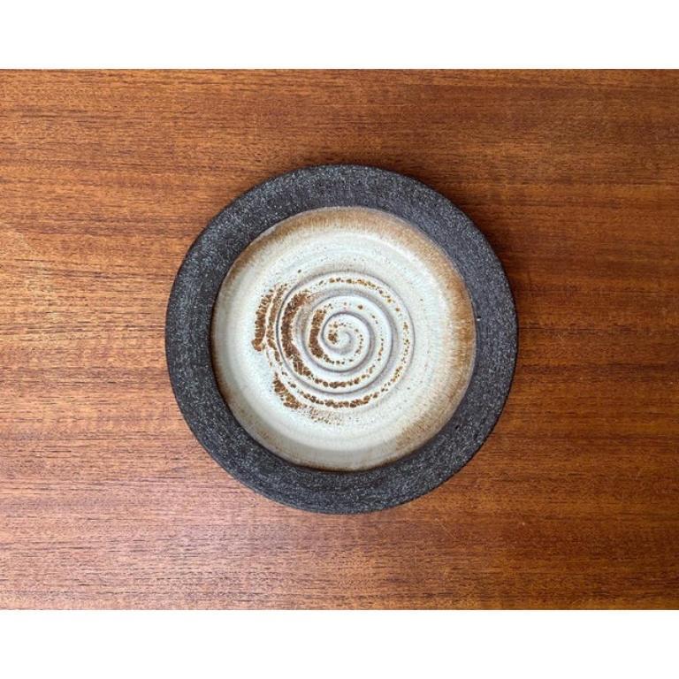 Ciotola di Studio Pottery danese di metà secolo di B. J. B. Keramik, anni '60, in ottime condizioni. Disegnato dal 1960 al 1969 Questo pezzo ha un marchio di attribuzione, è completamente autentico per qualsiasi problema di autenticità derivante da