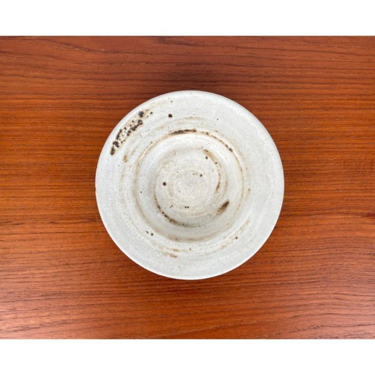 Dänische Studio-Keramikschale aus der Jahrhundertmitte von Dania Keramik, 1960er Jahre, in sehr gutem Zustand. Entworfen 1960 bis 1969 Dieses Stück hat eine Zuordnungsmarke.

Zusätzliche Informationen:
MATERIALIEN: Keramik
Farbe: Gray
Stile: Moderne
