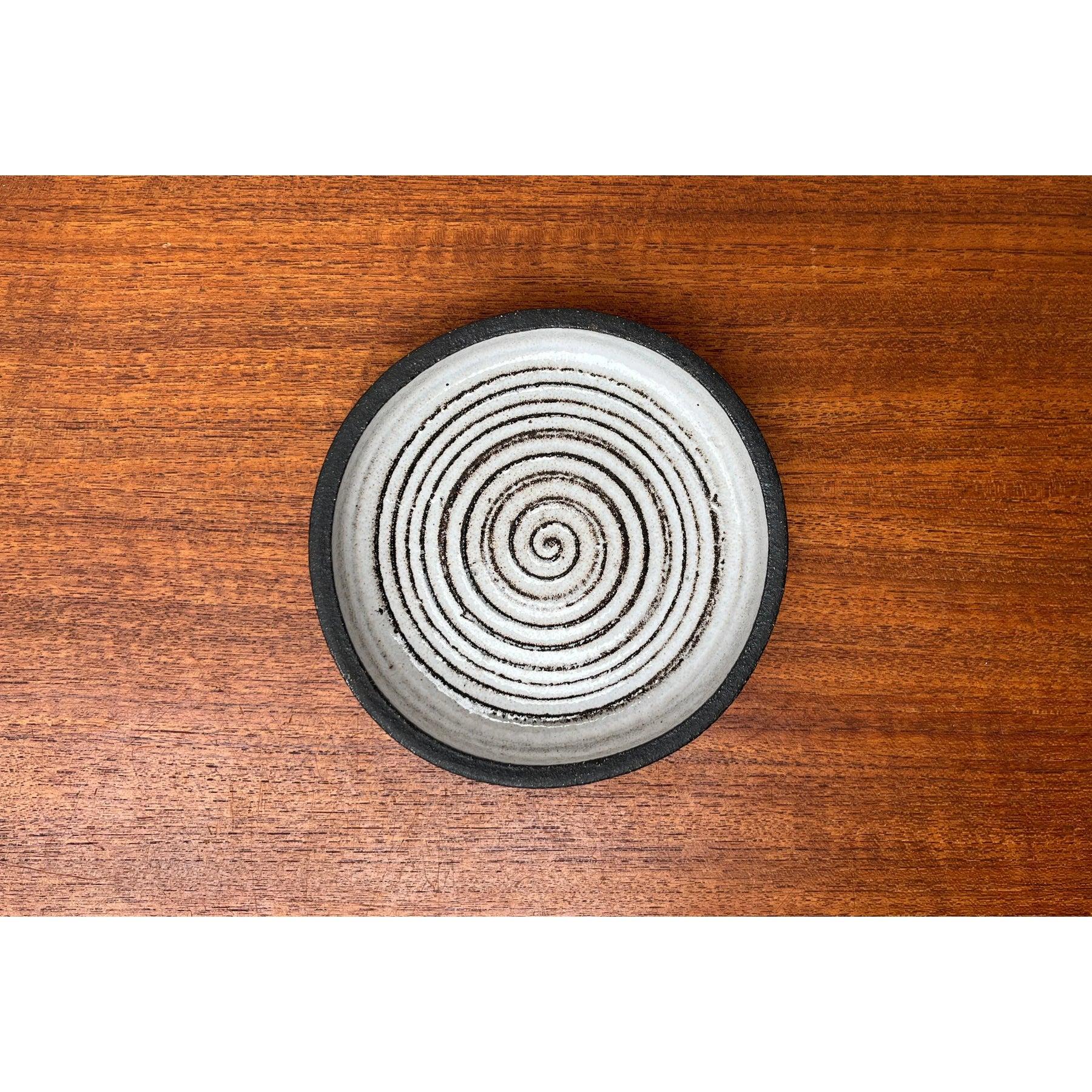 Ciotola in Studio Pottery danese di metà secolo di Frank Keramik, anni '60, in ottime condizioni. Progettato tra il 1960 e il 1969 Questo pezzo è attribuito al designer/artigiano citato.

Informazioni aggiuntive:
Materiali: Ceramica
Colore: