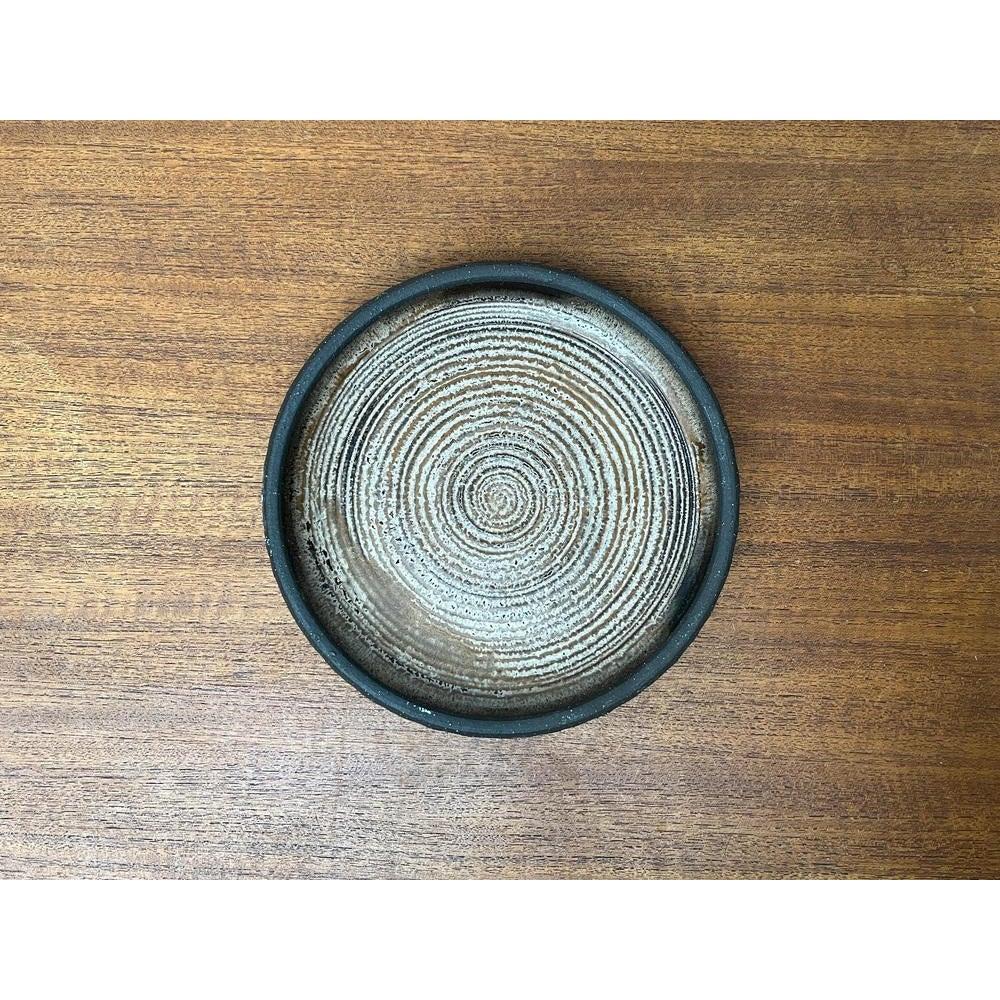 Bol en poterie de studio danois du milieu du siècle de Lehmann Pottery, années 1960, en très bon état. Conçue de 1960 à 1969 Cette pièce porte une marque d'attribution.

Informations complémentaires :
Matériaux : Céramique
Couleur : Beige
Styles :