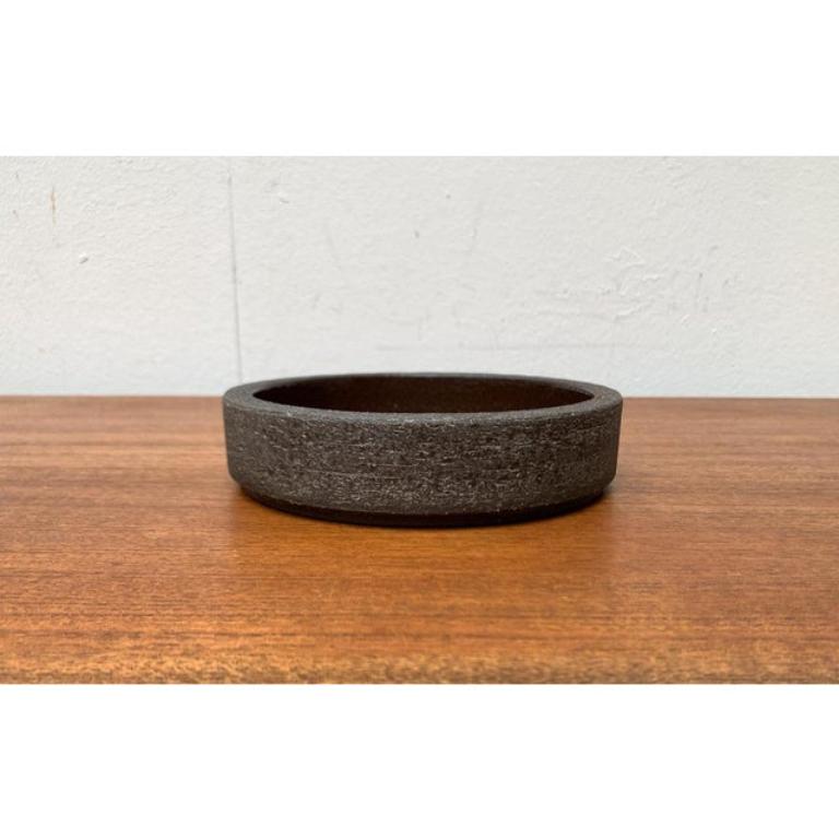 Bol en poterie de studio danois du milieu du siècle de Lehmann Pottery, années 1960, en très bon état. Conçue de 1960 à 1969 Cette pièce porte une marque d'attribution.

Informations complémentaires :
Matériaux : Céramique
Couleur : marron
Styles :