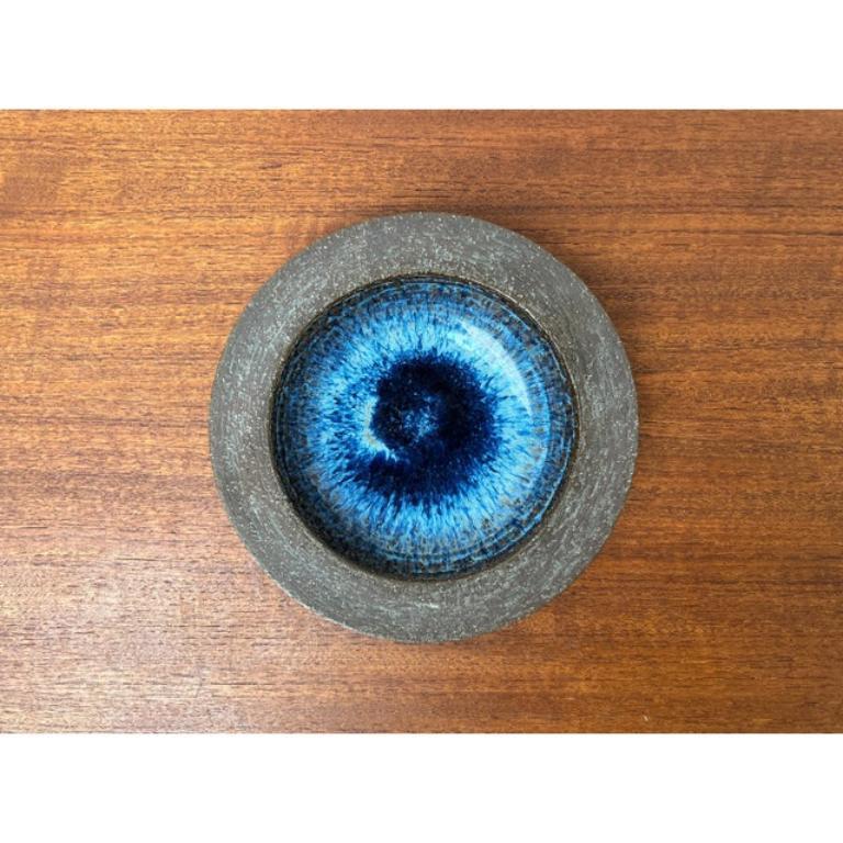 Mid-Century Danish Studio Pottery Bowl from Michael Andersen, Bornholm, 1960s, in Very Good conditions. Designed 1960 to 1969 This piece has an attribution mark.

Additional information:
Materials: Ceramic
Color: Blue
Styles: Mid-Century