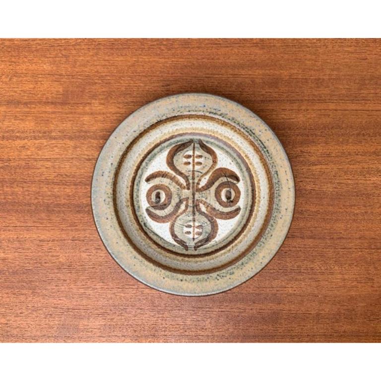 Bol en poterie de studio danois du milieu du siècle de Søholm, années 1960, en très bon état. Conçue de 1960 à 1969 Cette pièce porte une marque d'attribution.

Informations complémentaires :
Matériaux : Céramique
Style : Moderne du milieu du