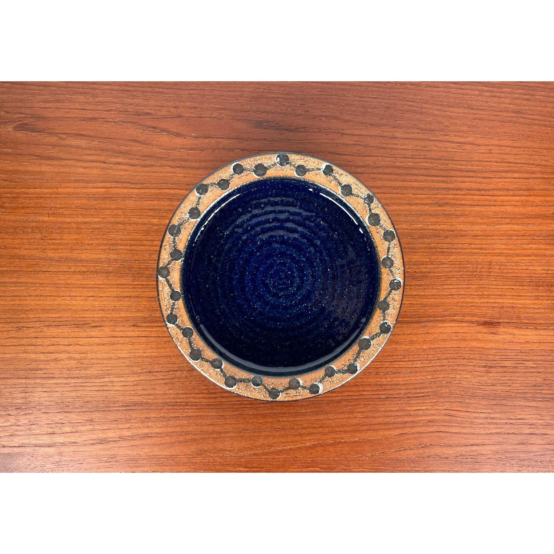Ciotola in Studio Pottery danese di metà secolo in gres di Søholm, anni '60, in ottime condizioni. Progettato tra il 1960 e il 1969 Questo pezzo ha un marchio di attribuzione, sono sicuro che sia completamente autentico e mi assumo la piena
