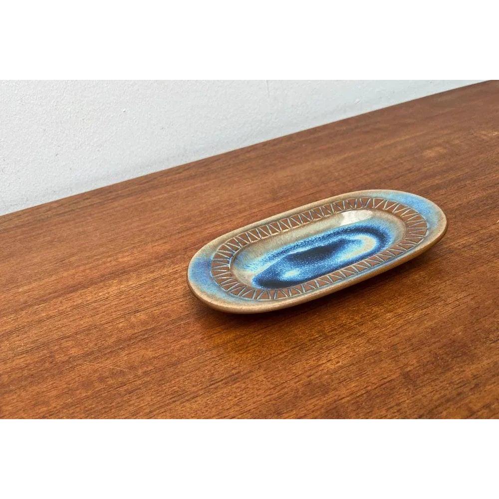 Piatto a forma di ciotola in Studio Pottery danese di metà secolo di Michael Andersen, Bornholm, anni '60, in condizioni molto buone. Progettato tra il 1960 e il 1969 Questo pezzo ha un marchio di attribuzione.

Informazioni aggiuntive:
Materiali: