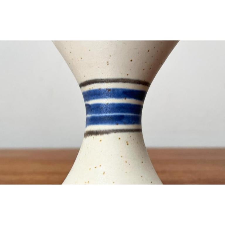 Portacandele in Studio Pottery di Bente Jessen, 1960, in ottime condizioni. Progettato tra il 1960 e il 1969 Questo pezzo ha un marchio di attribuzione.

Informazioni aggiuntive:
Materiali: Ceramica
Colore: blu
Stili: Medioevo Moderno
Paese di