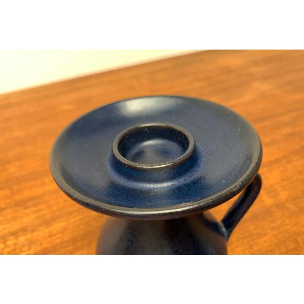 Portacandele di Studio Pottery danese di metà secolo di Alma, anni '60, in ottime condizioni. Progettato tra il 1960 e il 1969 Questo pezzo ha un marchio di attribuzione.

Informazioni aggiuntive:
Materiali: Ceramica
Stile: Medioevo Moderno
Paese di