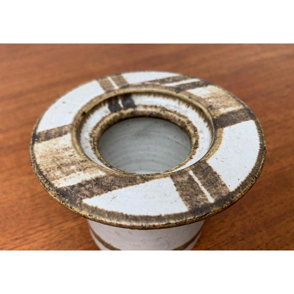 Portacandele di Studio Pottery danese di metà secolo di Axella, anni '60, in ottime condizioni. Progettato tra il 1960 e il 1969 Questo pezzo ha un marchio di attribuzione.

Informazioni aggiuntive:
Materiali: Ceramica
Colore: Beige
Stili: Medioevo
