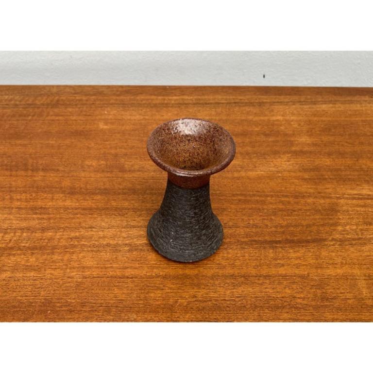 Portacandele in Studio Pottery di Tromborg, 1960, in ottime condizioni. Progettato tra il 1960 e il 1969 Questo pezzo ha un marchio di attribuzione.

Informazioni aggiuntive:
Materiali: Ceramica
Stile: Medioevo Moderno
Paese di origine: