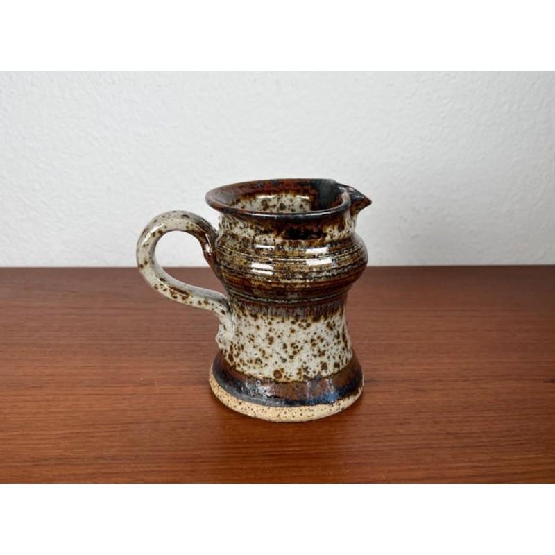 Jarrón jarra de Studio Pottery danés de mediados de siglo de Erik Askholm, década de 1960, en muy buen estado. Diseñado de 1960 a 1969 Esta pieza tiene una marca de atribución,
Existen pruebas oficiales de autenticidad, como catálogos antiguos,