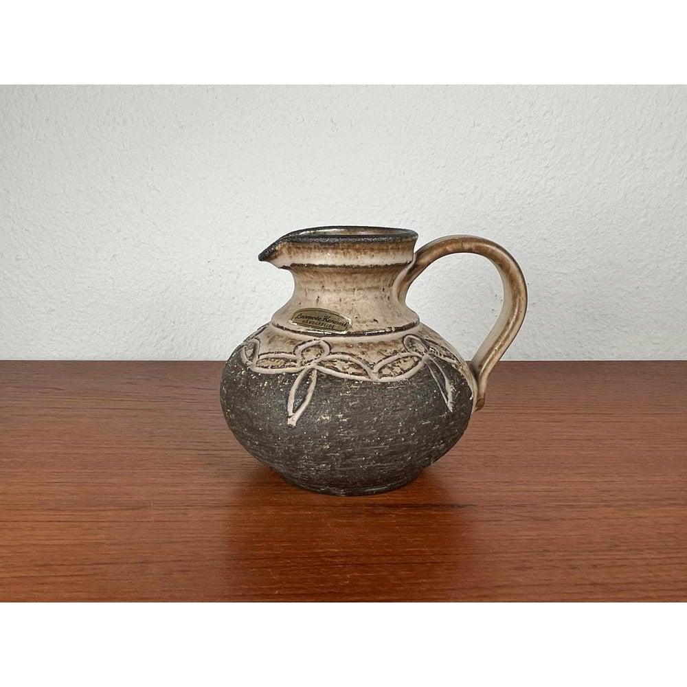 Vaso a caraffa in Studio Pottery danese di metà secolo di Lovemose, Danimarca, anni '60, in ottime condizioni. Progettato tra il 1960 e il 1969 Questo pezzo ha un marchio di attribuzione È completamente autentico.

Informazioni