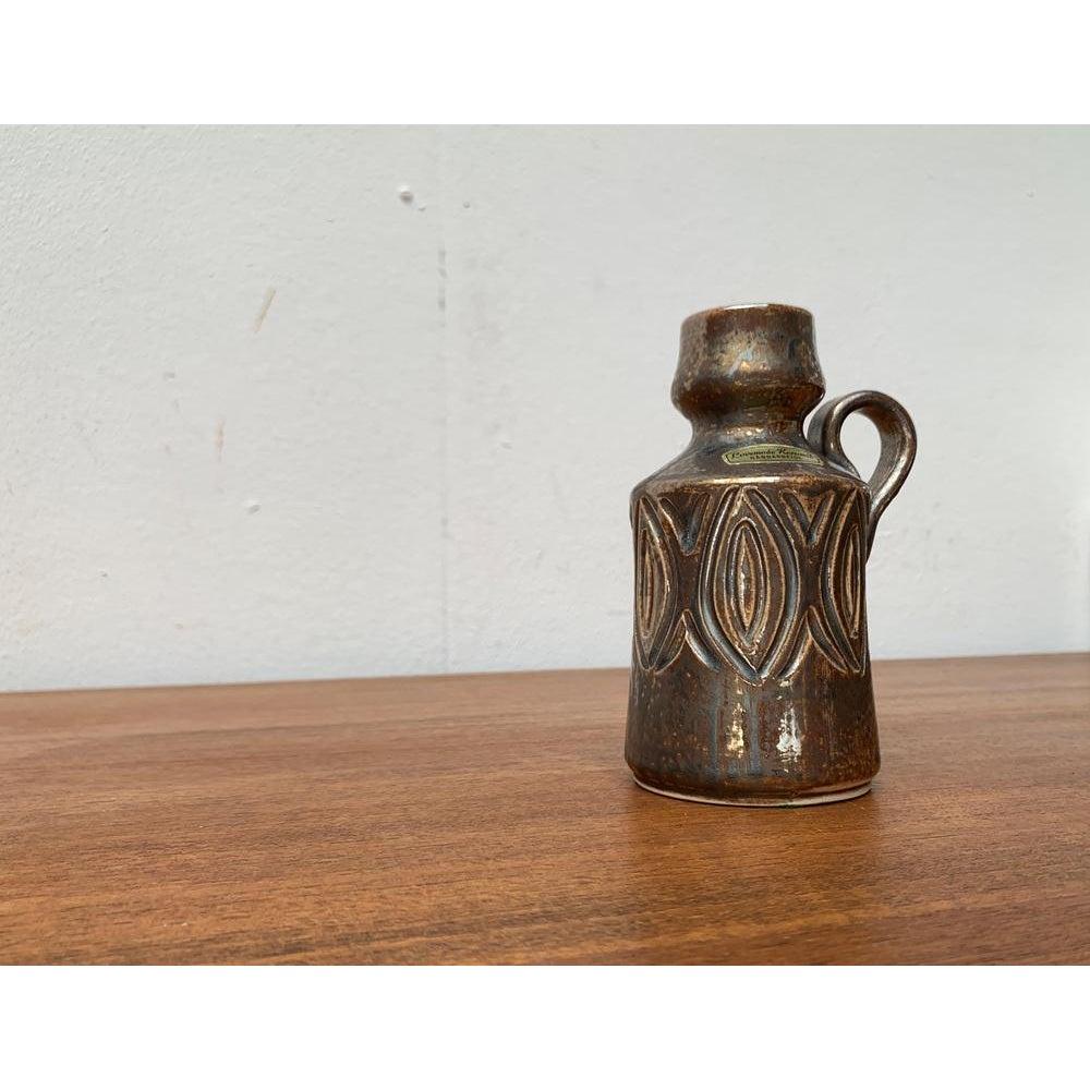 Vaso a caraffa in Studio Pottery danese di metà secolo di Lovemose Denmark, anni '60, in ottime condizioni. Progettato tra il 1960 e il 1969 Questo pezzo ha un marchio di attribuzione.

Informazioni aggiuntive:
Materiali: Ceramica
Colore: