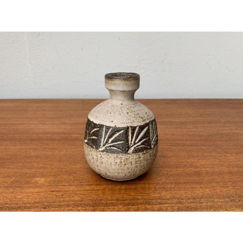 Vaso a caraffa in Studio Pottery danese di metà secolo di Løvemose, Danimarca, anni '60, in ottime condizioni. Progettato tra il 1960 e il 1969 Questo pezzo ha un marchio di attribuzione.

Informazioni aggiuntive:
Materiali: Ceramica
Colore: