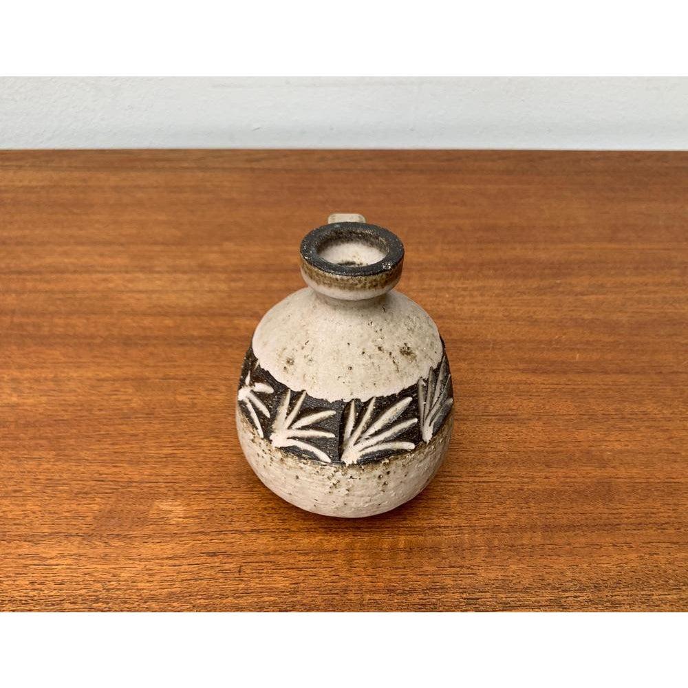 Vaso a caraffa in Studio Pottery danese di metà secolo di Løvemose, Danimarca, anni '60, in ottime condizioni. Disegnato tra il 1960 e il 1969 Questo pezzo ha un marchio di attribuzioneÈ completamente autentico 

Informazioni aggiuntive:
Materiali: