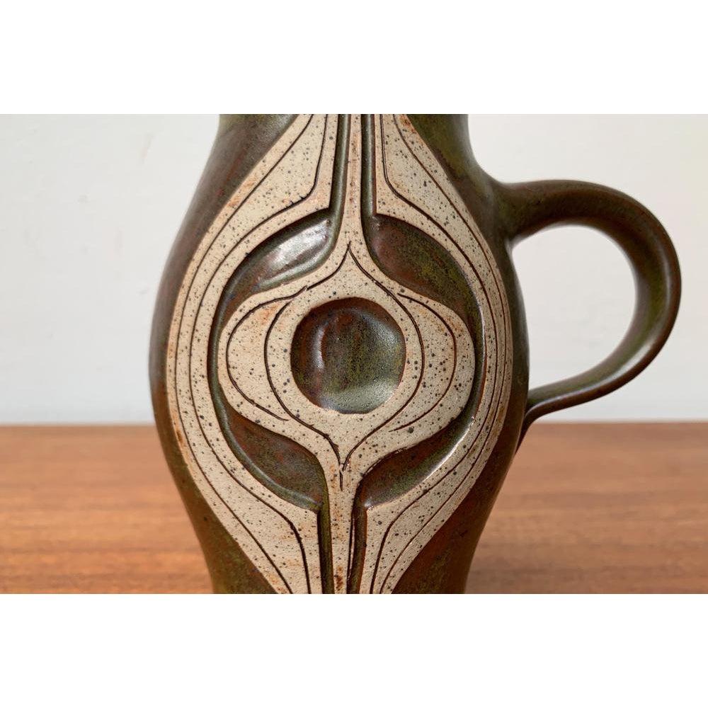 Vaso a brocca in Studio Pottery danese di metà secolo di Marianne Stark per Michael Andersen, Bornholm, anni '60, in ottime condizioni. Progettato tra il 1960 e il 1969 Questo pezzo ha un marchio di attribuzione.

Informazioni aggiuntive:
Materiali: