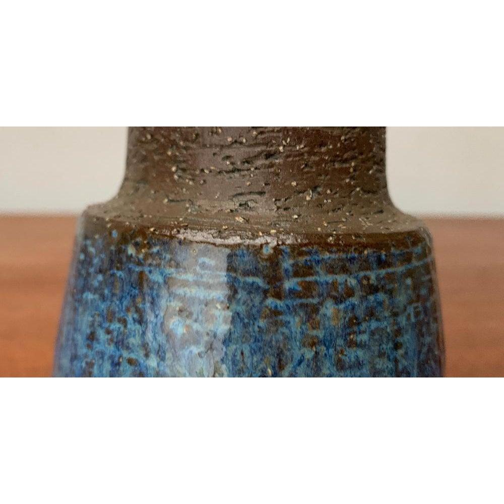 Mid-Century Danish Studio Pottery Minimalist Vase from Michael Andersen, Bornholm, 1960s, in Very Good conditions. Designed 1960 to 1969 This piece has an attribution mark.

Additional information:
Materials: Ceramic
Color: Blue
Styles: Mid-Century