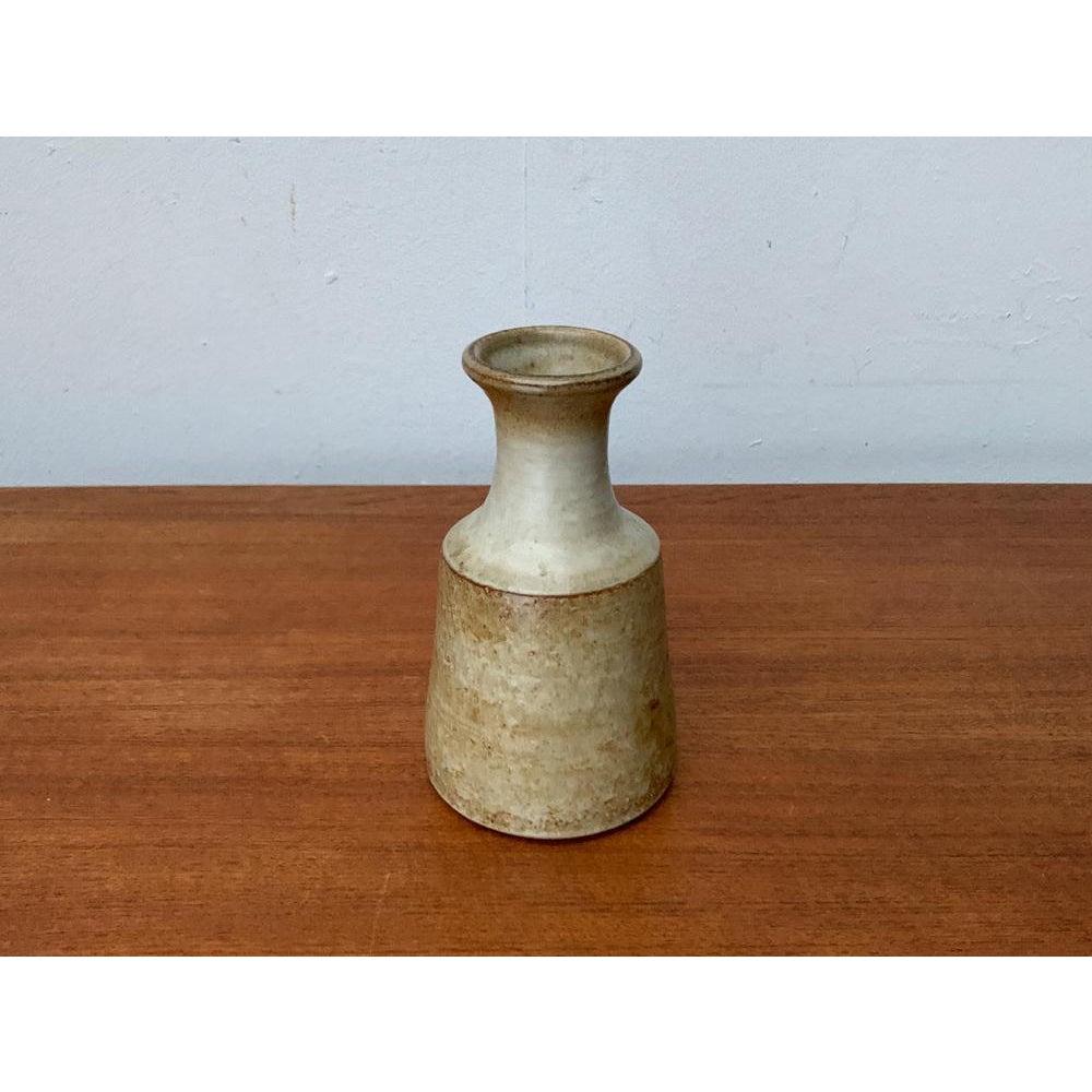 Dänische Vase von Noomi & Finne für Søholm. Dieses seltene Stück kann sowohl als funktionelle Vase als auch als Dekoration verwendet werden. Dieses Stück ist mit einem Zuordnungszeichen versehen.

Zusätzliche Informationen:
MATERIALIEN: