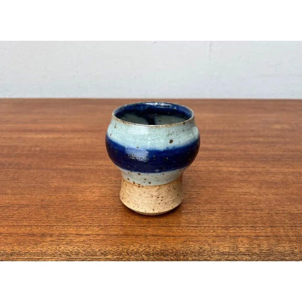 Vaso a tazza in Studio Pottery danese di metà secolo di Helle Allpass, Danimarca, anni '60, in ottime condizioni. Progettato tra il 1960 e il 1969 Questo pezzo ha un marchio di attribuzione.

Informazioni aggiuntive:
Materiali: Ceramica
Colore: