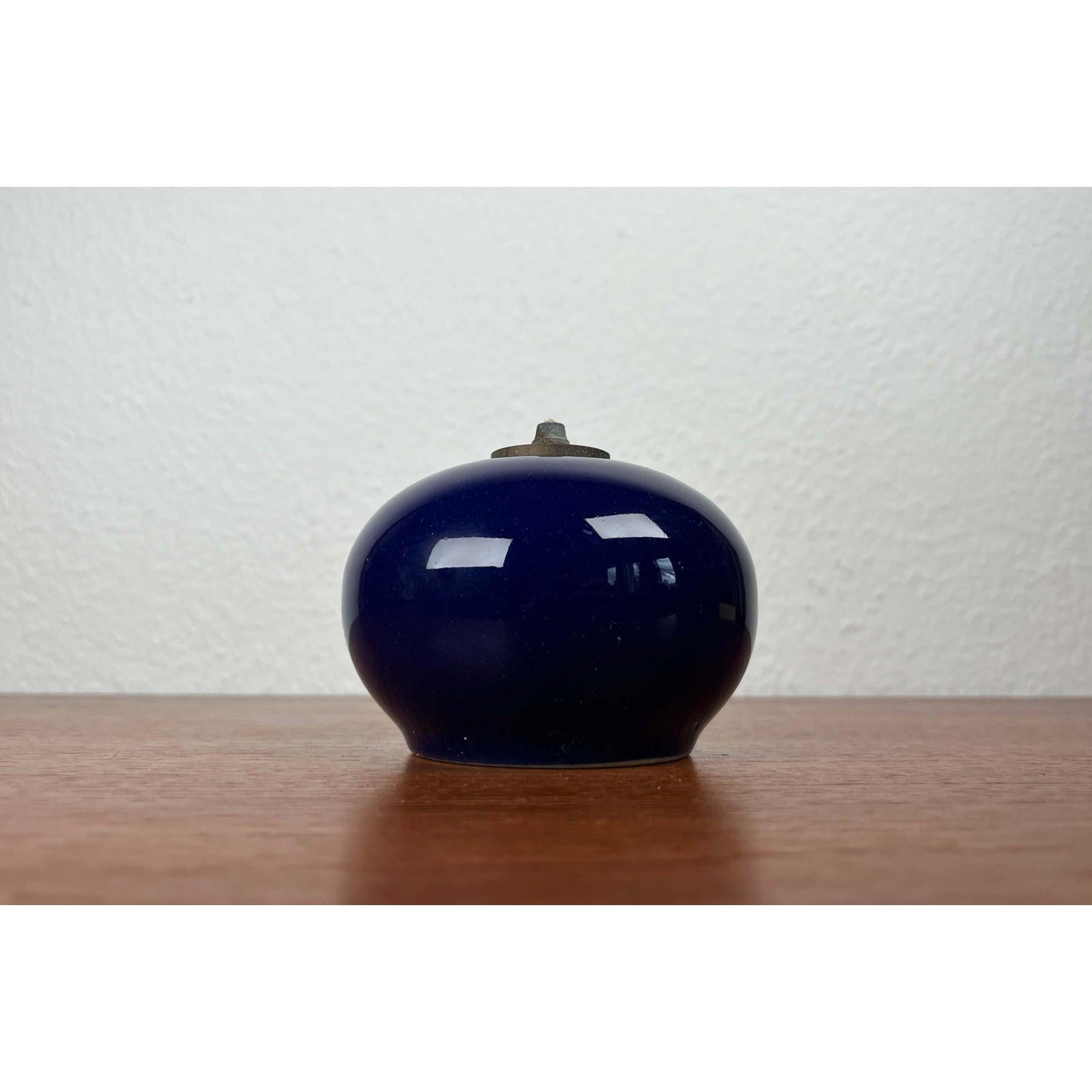 Lámpara de aceite danesa de mediados de siglo de Studio Pottery de Asbo Stentøj, década de 1960, en muy buen estado. Diseñado de 1960 a 1969 Esta pieza tiene una marca de atribución.
Hasta 250 V (norma Europa/Reino Unido).El cableado de este