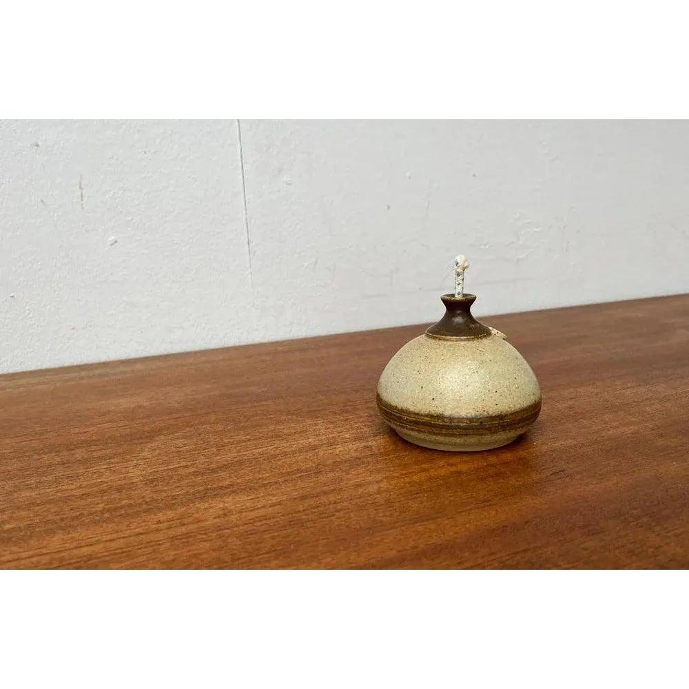 Lampada a olio in Studio Pottery danese di metà secolo di Bjergard, anni '60, in ottime condizioni. Progettato tra il 1960 e il 1969 Questo pezzo ha un marchio di attribuzione,
Fino a 250V (standard Europa/Regno Unito).Il cablaggio di questo