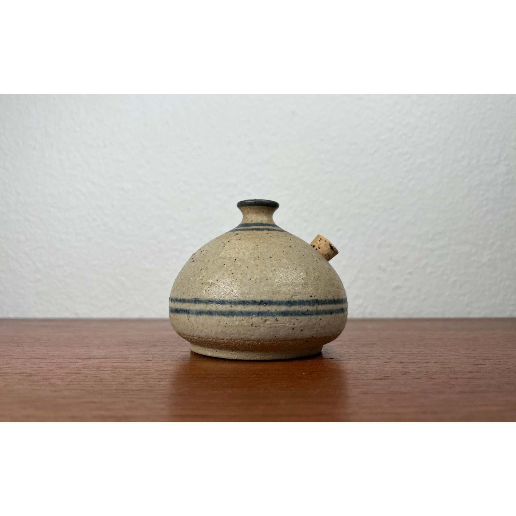 Lámpara de aceite danesa de mediados de siglo de Studio Pottery de Bjergard Keramik, años 60, en muy buen estado. Diseñado de 1960 a 1969 Esta pieza tiene una marca de atribución.
Hasta 250 V (norma Europa/Reino Unido).El cableado de este artículo