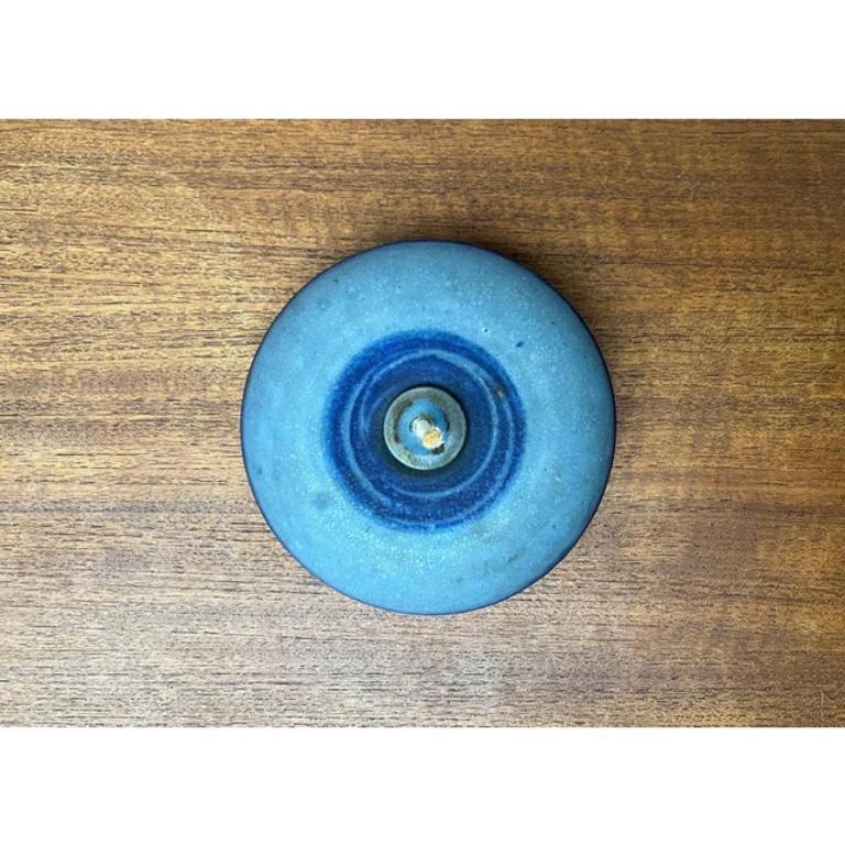 Lampe à huile de studio danois du milieu du siècle de Tue Poulsen, années 1960, en très bon état. Conçue de 1960 à 1969 Cette pièce porte une marque d'attribution, elle est totalement authentique pour tout problème d'authenticité découlant d'une