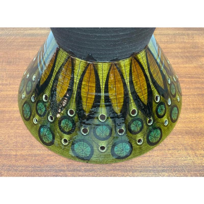 Grande lampe suspendue en céramique avec une forme particulière et une ornementation traditionnelle.

cette lampe impressionnante est une pièce unique qui a été spécialement fabriquée pour une maison d'été sur le langeland. Un objet impressionnant