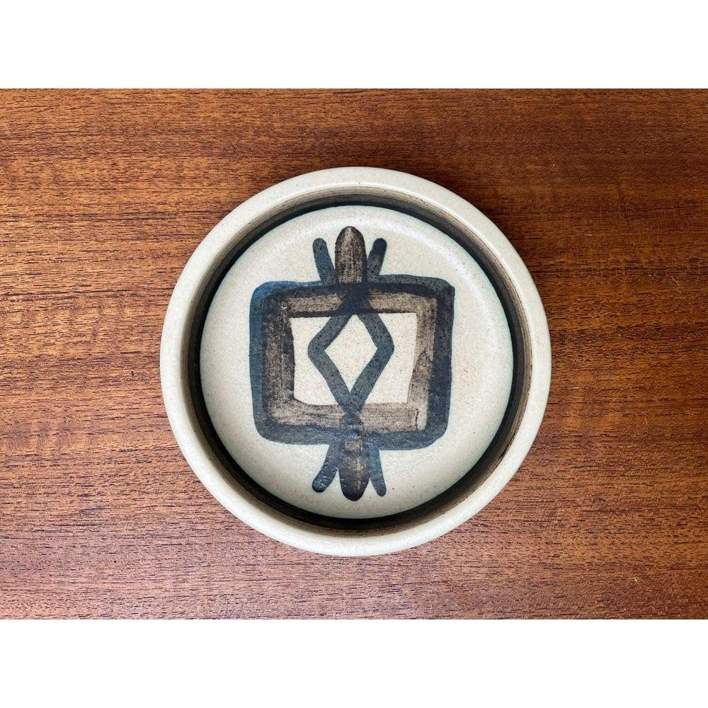 Mid-Century Danish Studio Pottery Stoneware Bowl from Okela, 1960s, in Very Good conditions. Designed 1960 to 1969 This piece has an attribution mark.

Additional information:
Materials: Earthenware
Color: Beige
Styles: Mid-Century Modern
Country of