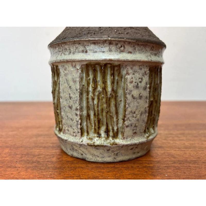 Lámpara de sobremesa de cerámica del fabricante danés Jeti, basada en un diseño de Borge Christoffersen de los años 60.

Un diseño tradicional danés. La base de cerámica tiene una decoración sencilla alrededor.
La lámpara está en muy buen estado,