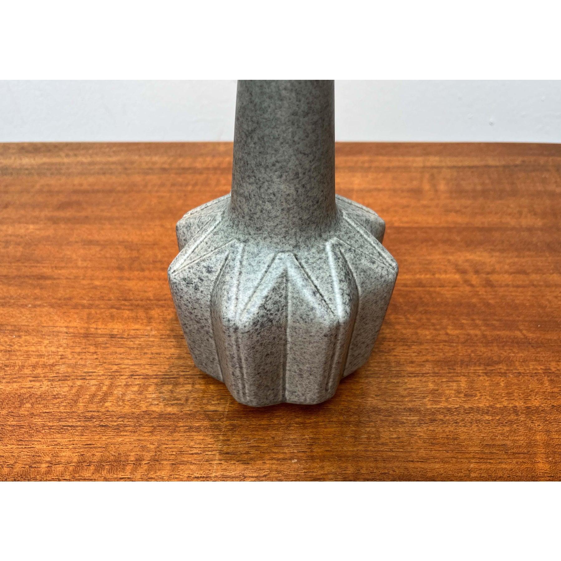 Lampada da tavolo in Studio Pottery danese di metà secolo di Einar Johansen per Søholm, anni '60, in ottime condizioni. Progettato tra il 1960 e il 1969 Questo pezzo ha un marchio di attribuzione.
Il cablaggio di questo articolo potrebbe essere