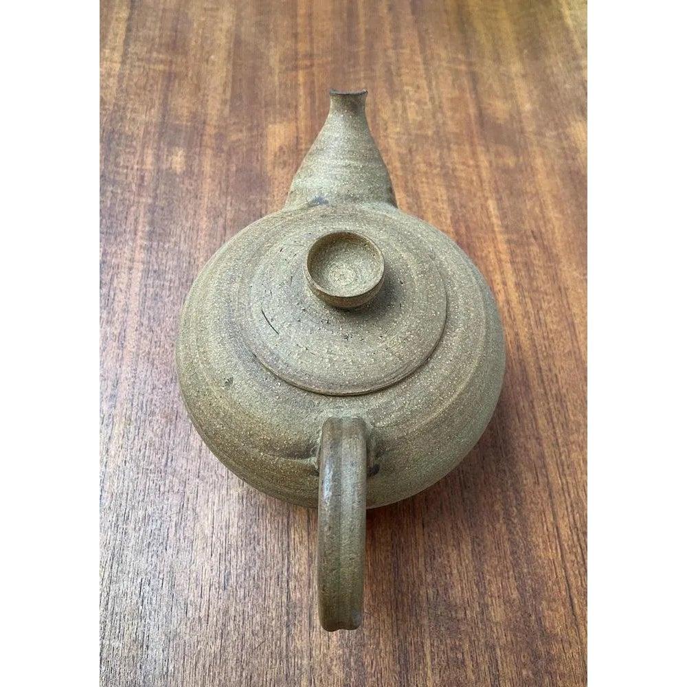 Dänische Studio-Keramik-Teekanne aus der Jahrhundertmitte, 1976, in sehr gutem Zustand. Entworfen 1960 bis 1969.

Zusätzliche Informationen:
MATERIALIEN: Steingut
Stile: Moderne Mitte des Jahrhunderts
Herkunftsland: Dänemark
Zeitraum: 1970s
Artikel