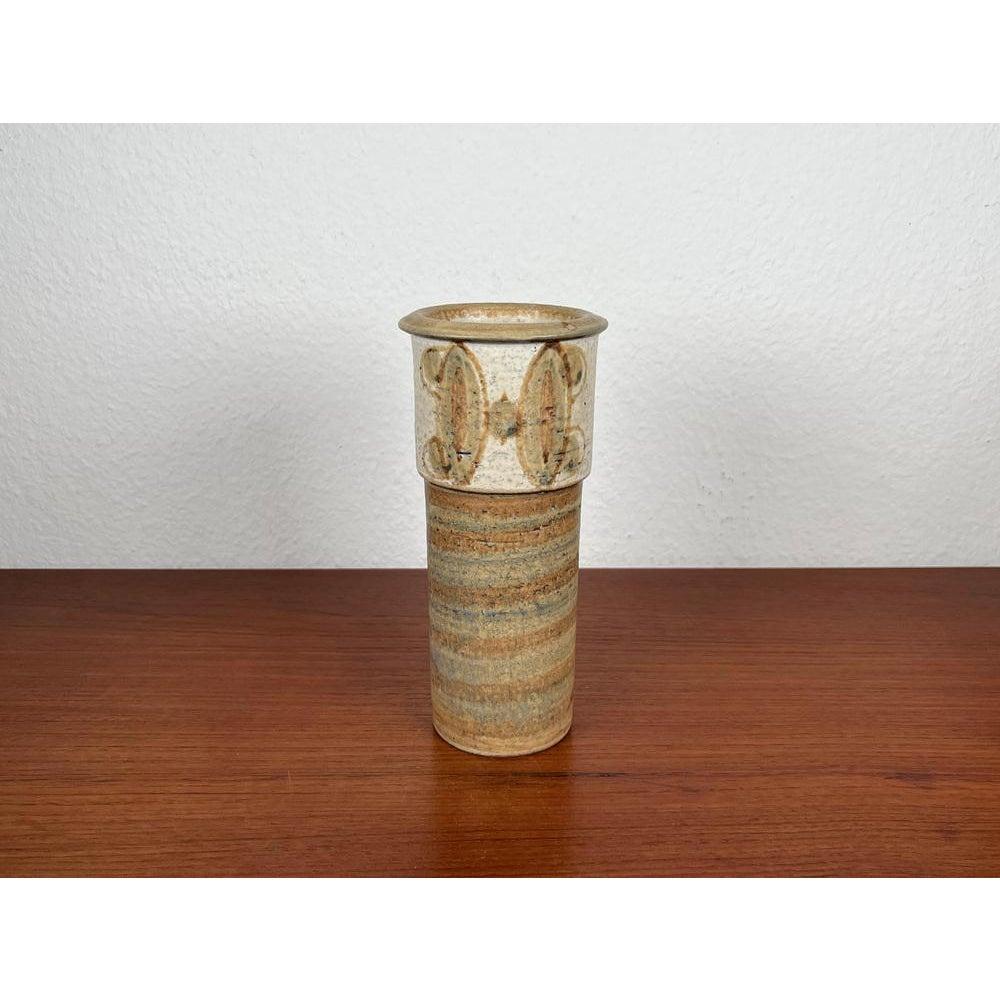 Vaso di Studio Pottery danese di metà secolo in gres di Svend Aage Jensen per Søholm, anni '60, in ottime condizioni. Progettato tra il 1960 e il 1969 Questo pezzo ha un marchio di attribuzione.

Informazioni aggiuntive:
Materiali: